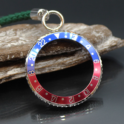 TheCrownDNA Schlüsselanhänger aus Edelstahl - Motiv Lünette einer exklusiven Uhrenmarke in blau/rot 